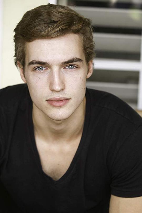 特雷弗·斯泰恩斯 Trevor Stines