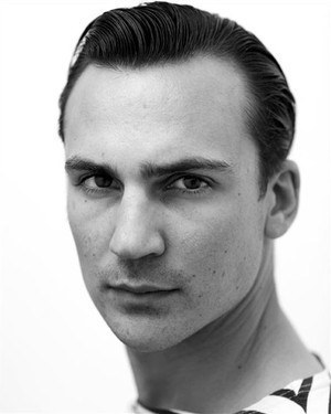 亨利·劳埃德-休斯 Henry Lloyd-Hughes