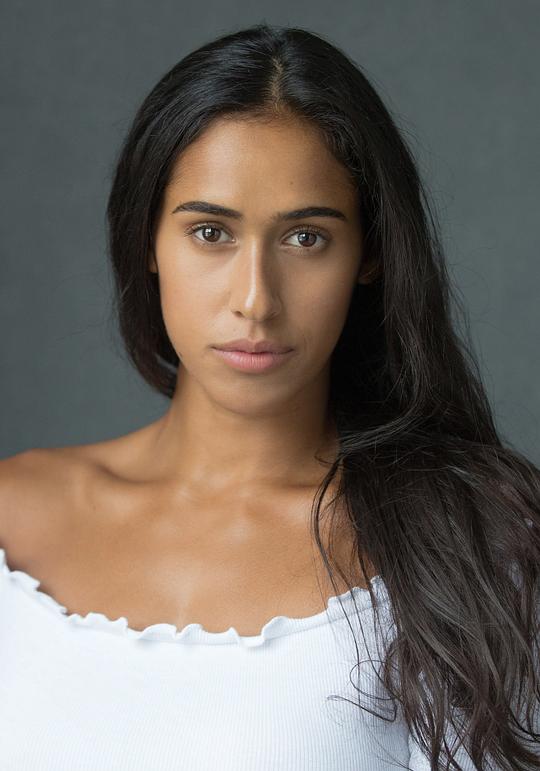 布里奥妮·斯嘉丽 Briony Scarlett