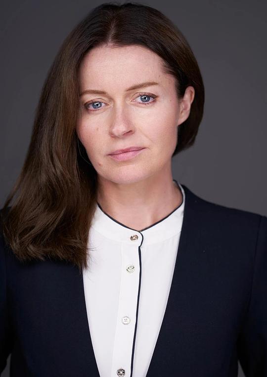 朱莉亚·阿库 Julia Aku