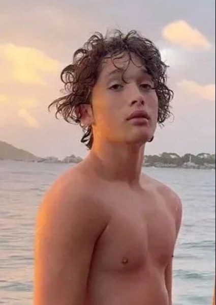 纳科亚·沃尔夫·莫玛 Nakoa-Wolf Momoa