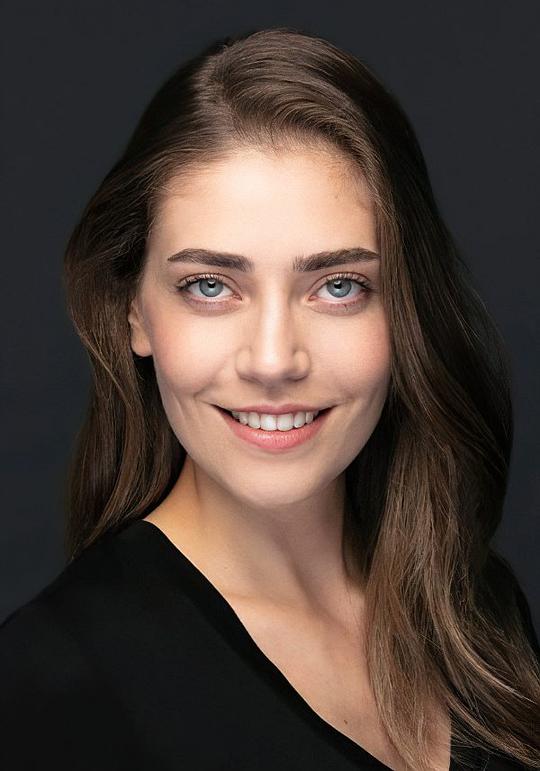 厄兹努尔·塞尔切莱尔 Öznur Serçeler