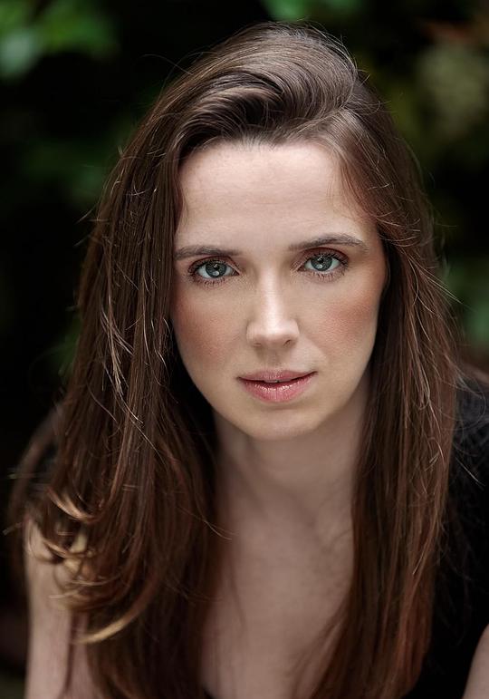 克利欧德娜·麦克考雷 Cliodhna McCorley
