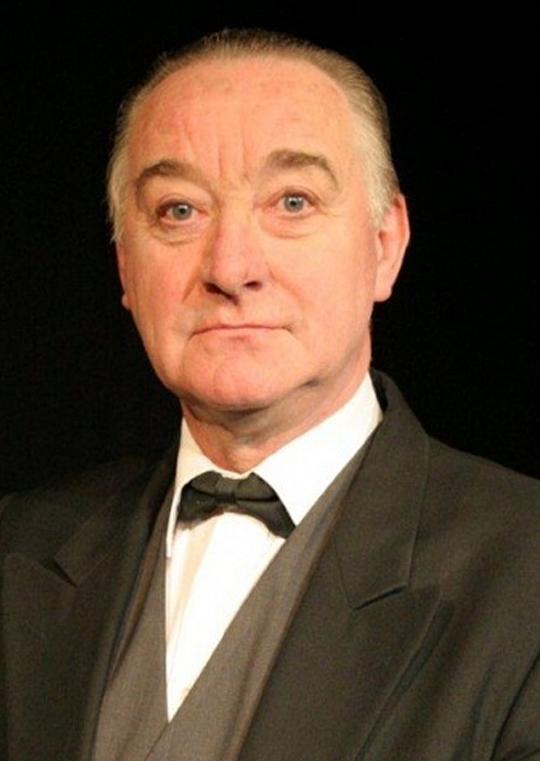 罗杰·卢埃林 Roger Llewellyn