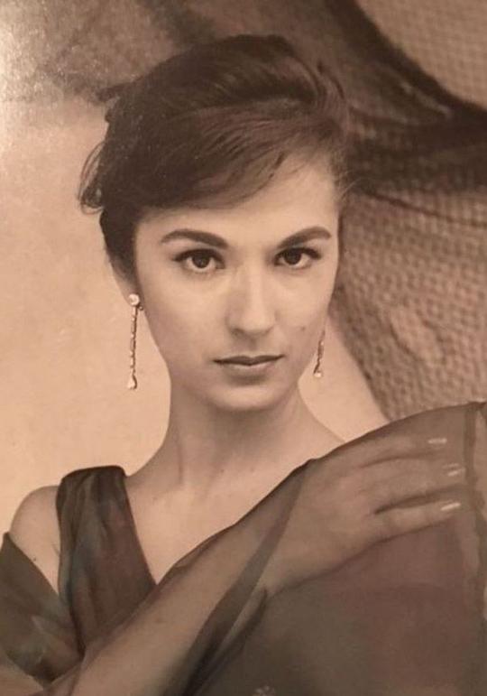 琼·珞拉 Joan Lora