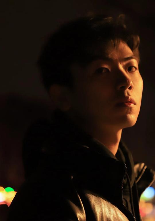 李龙剑辉  Longjianhui Li
