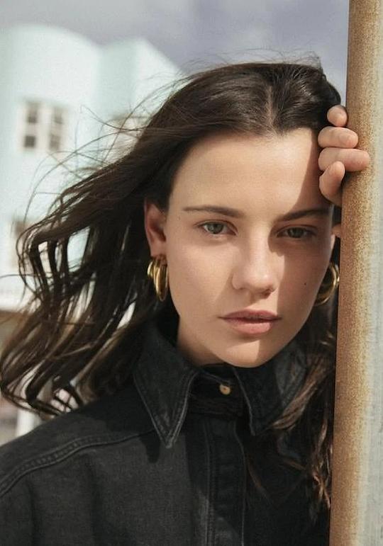 莉莉·沙利文 Lily Sullivan