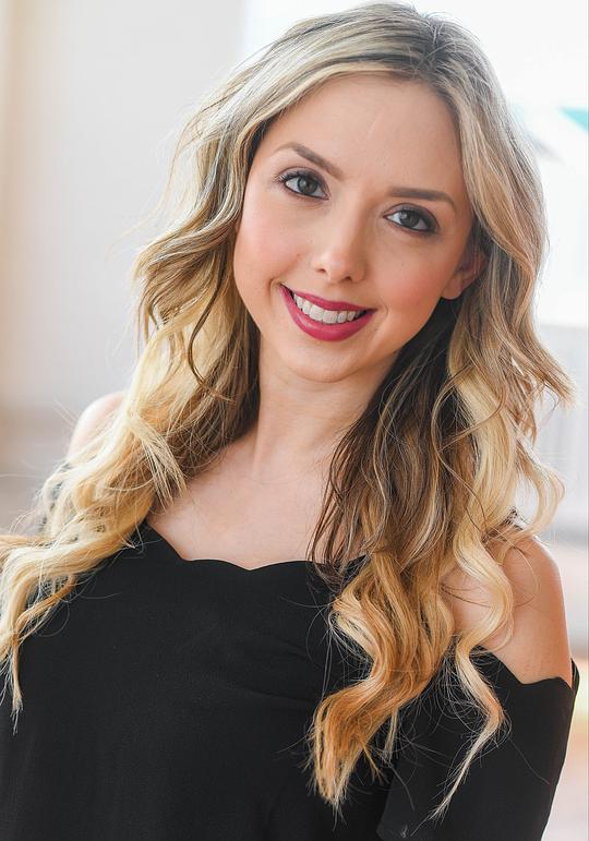 劳拉·丹尼斯 Laura Dennis