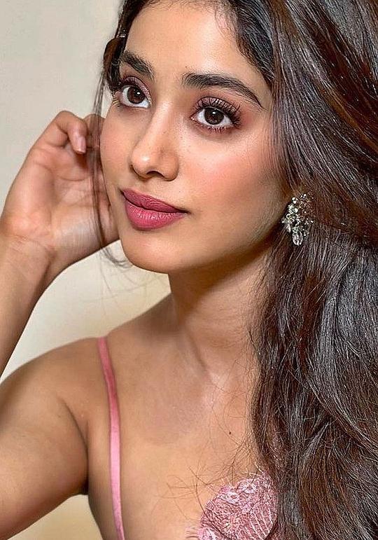 詹维·卡浦尔 Janhvi Kapoor