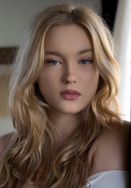 克洛伊·罗斯·罗伯森 Chloe Rose Robertson