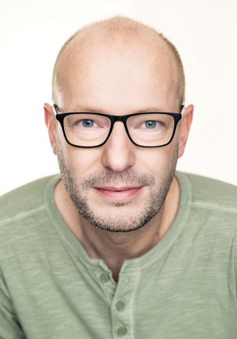 迈克尔·C.瓦卡罗 Michael C. Vaccaro