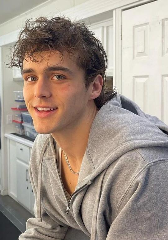 查理·吉尔莱斯皮尔 Charlie Gillespie