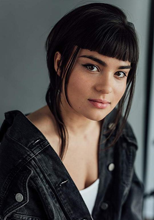 黛芙芮·雅各 Devery Jacobs