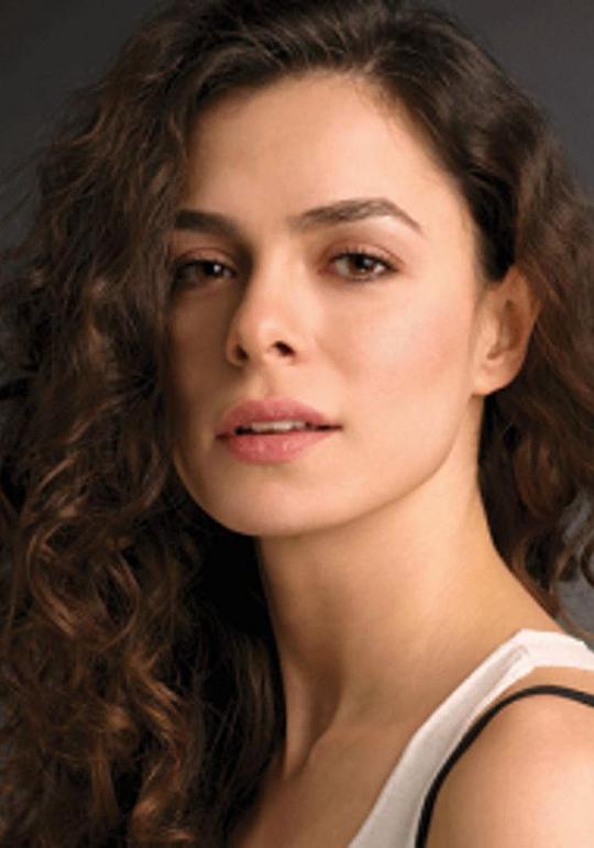 奥茨杰·欧扎皮里奇 Özge Özpirinçci