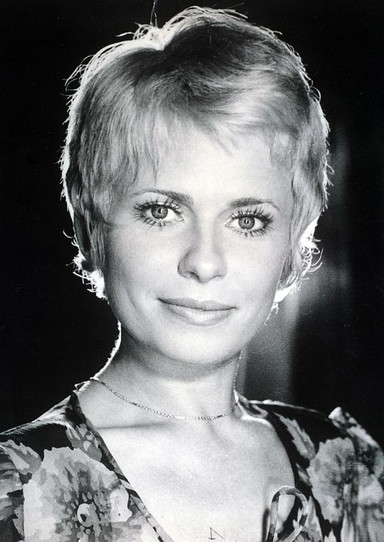 塞茜莉娅·埃斯泰加约什 Cecília Esztergályos