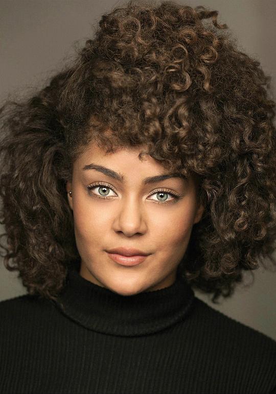 伊祖卡·霍伊尔 Izuka Hoyle