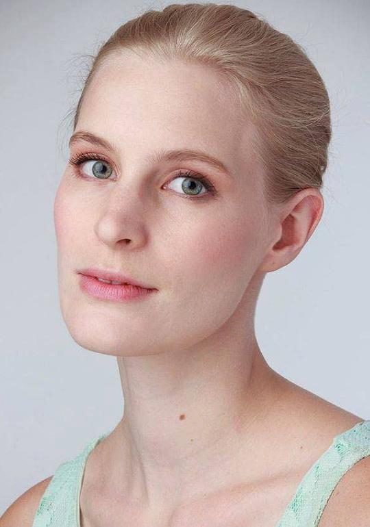 萨拉·纳夫拉蒂尔 Sarah Navratil