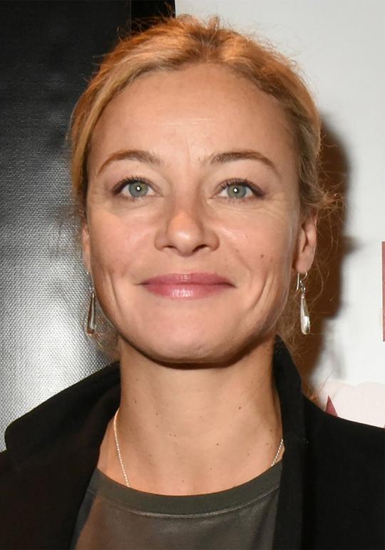 安妮·苏亚雷斯 Anne Suarez