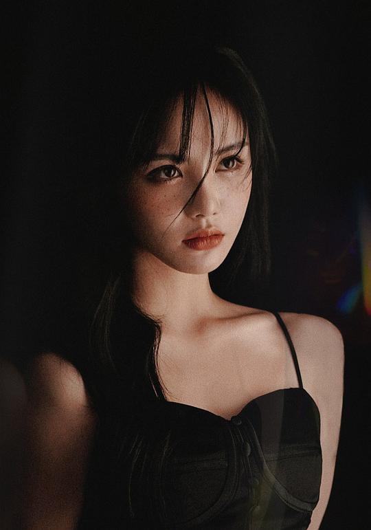 梁壁荧 Biying Liang