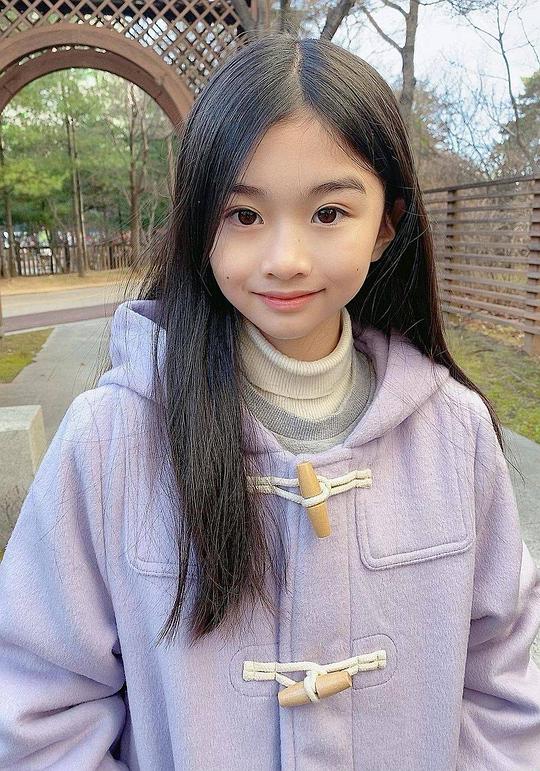 李雅拉 Ah-ra Lee