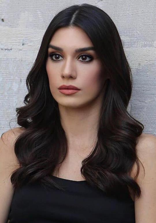 布尔久.克莱特里 Burcu Kıratlı