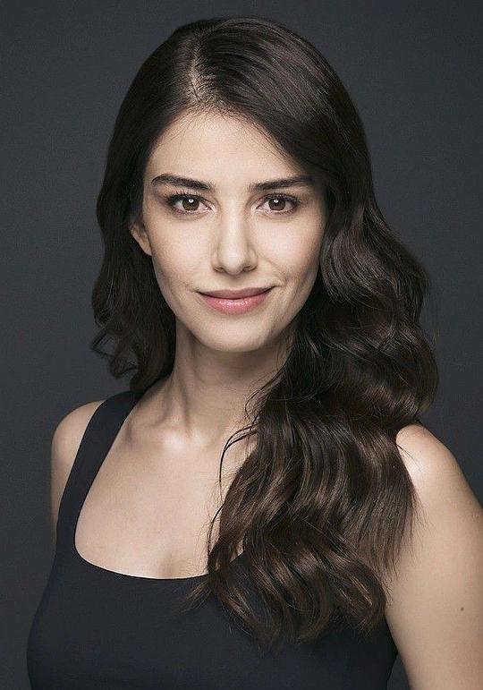 厄兹格·居雷尔 Özge Gürel