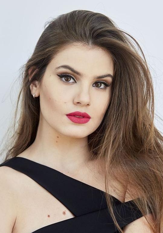 卡米拉·凯伊霍兹 Camila Queiroz