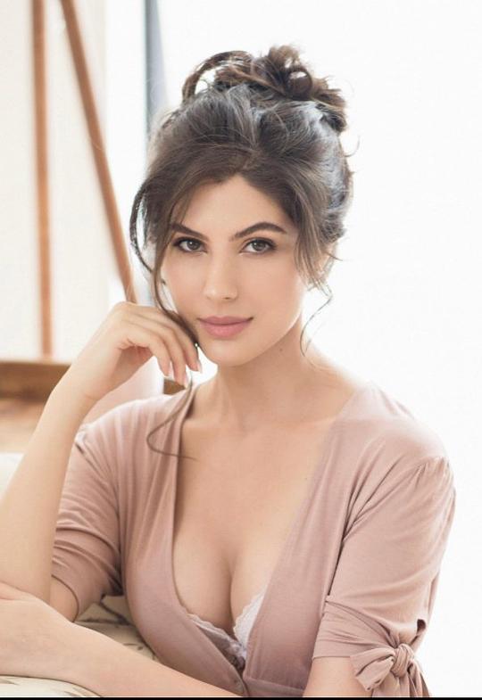 伊莉扎·诺鲁齐 Elnaaz Norouzi