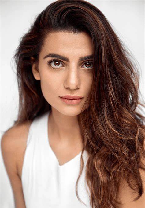 克劳迪娅·杜米特 Claudia Doumit