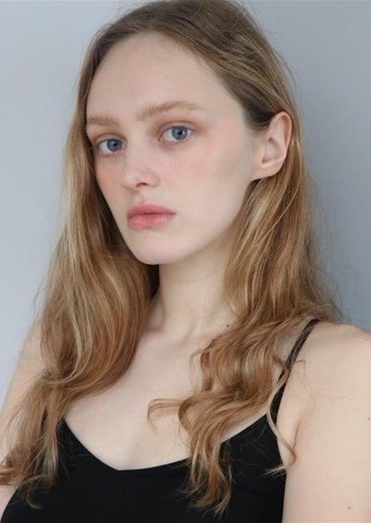 莉莉·塔耶布 Lily Taieb