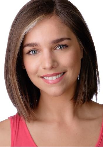 埃米莉·佩里 Emily Perry
