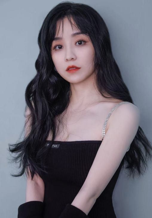 李艺 Yi Li