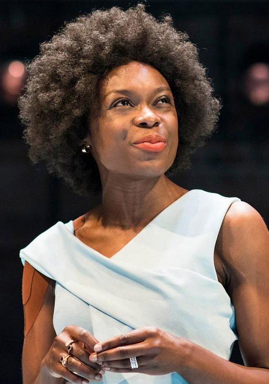 琼·伊约拉 Joan Iyiola