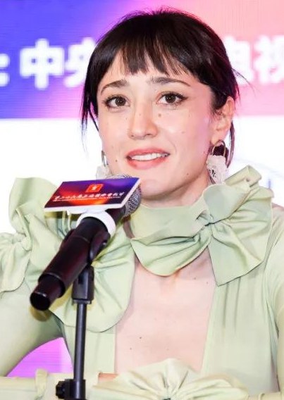 卡米拉·佩拉尔塔 Camila Peralta