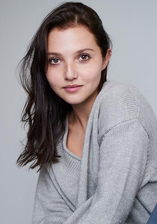 米娅·麦肯纳·布鲁斯 Mia McKenna-Bruce