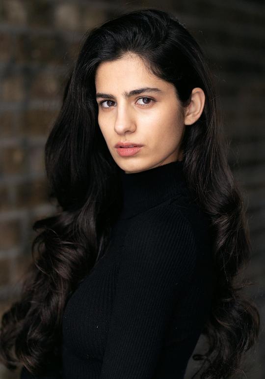 汉娜·卡利克-布朗 Hannah Khalique-Brown