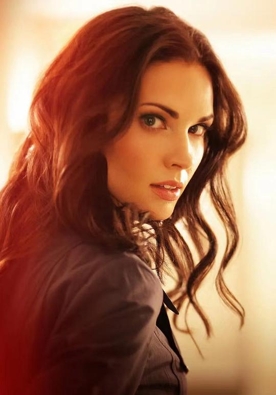 劳拉·门内尔 Laura Mennell