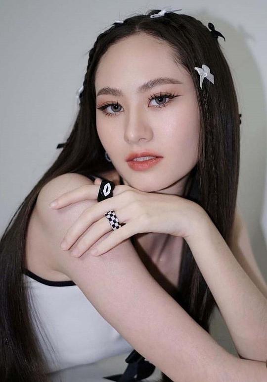 乌丹蓬·万·帕森 Uthanporn Van Paassen