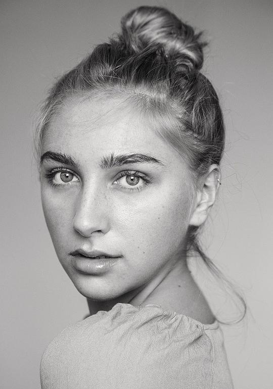 艾拉·莉莉·海兰 Ella Lily Hyland