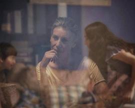 窗内 the inner side