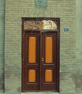 如何利用闲暇时间:给门板刷油漆 Az Oghat-e Faraghat-e Khod Chegouneh Estefadeh Konim?